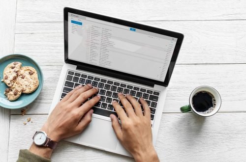 Persona enviando un correo electrónico para hacer una reserva en l'Ambient