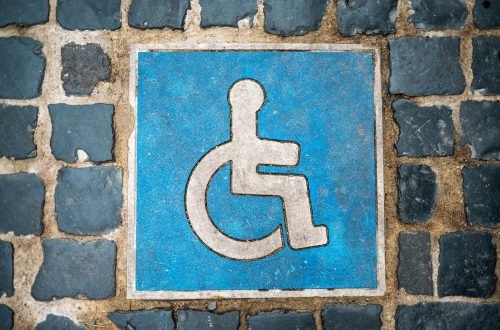Símbolo de plaza accesible en local privado de alquiler para eventos en Gavà.