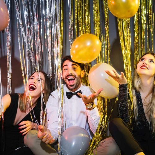 Grupo de personas celebrando el cumpleaños en un local de l'Ambient