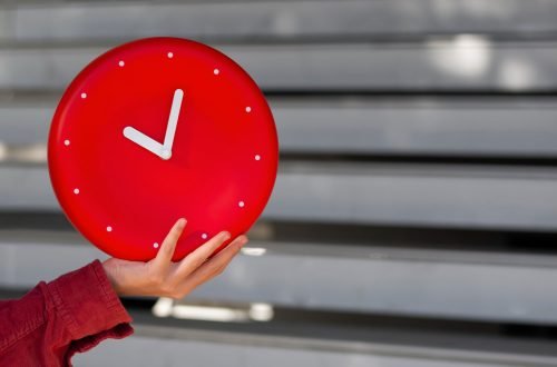 Persona aguantando un reloj dando a entender el horario que puedes reservar en l'Ambient