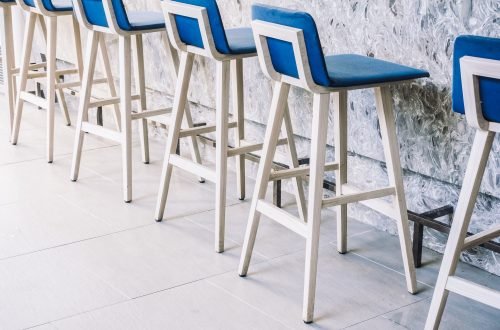 Mobiliario con barra y taburetes en sala privada para fiestas y celebraciones.