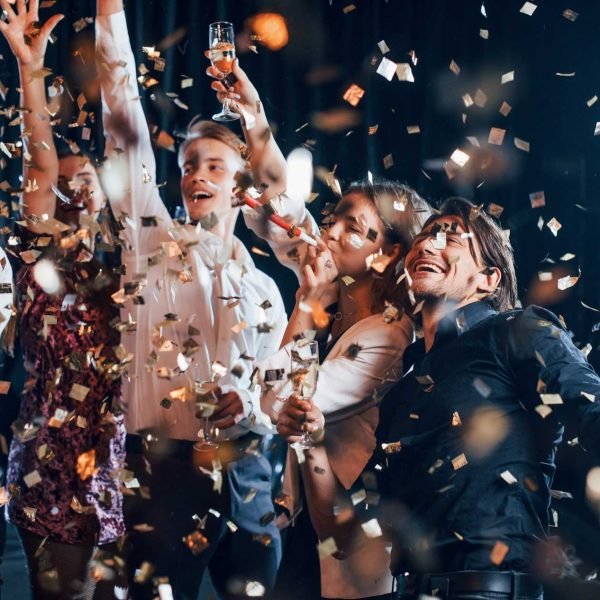 Grupo de personas haciendo una fiesta con confertis en l'Ambient