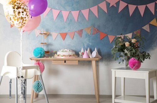 Decoración infantil del un local con una mesa con tarta para un cumpleaños