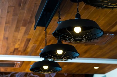 Iluminación interior en sala de alquiler para fiestas y cumpleaños en Gavà, creando un ambiente acogedor.