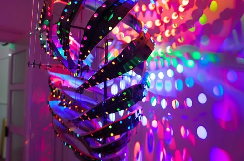 Luces de ambiente multicolor en sala de alquiler para cumpleaños y fiestas infantiles en Gavà.