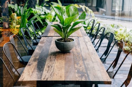 Mobiliario con mesa grande para grupos en alquiler de local para celebraciones.