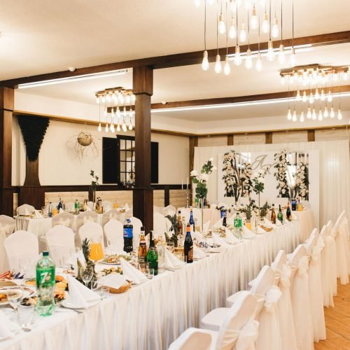 Mesas y sillas para la fiesta posterior del bautizo en l'Ambient