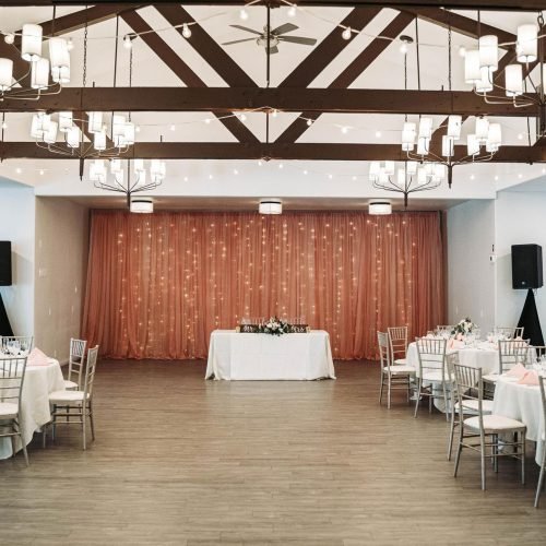 Local grande con sillas y mesas