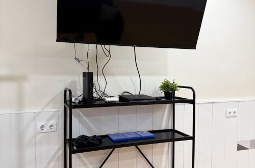 Pantalla de televisión y equipo multimedia en sala de alquiler para cumpleaños y fiestas infantiles en Gavà.