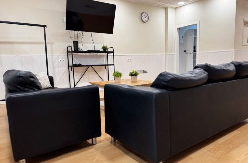 Espacio con sofás, mesa de centro y televisor en Gavà.