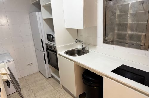 Cocina equipada en sala de alquiler para cumpleaños y fiestas infantiles en Gavà con nevera, horno y fregadero.