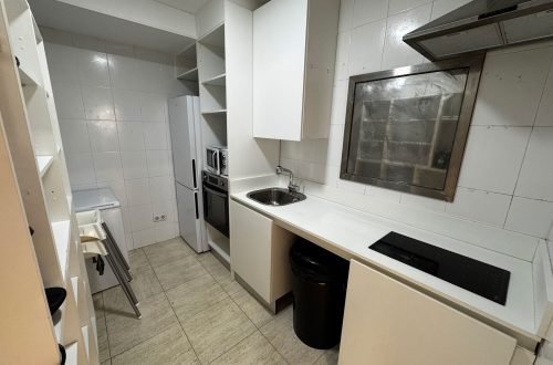 Área de cocina equipada con horno, microondas y fregadero en local de celebraciones en Gavà.