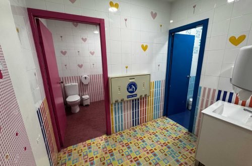 Baños infantiles en sala de alquiler para cumpleaños y fiestas en Gavà, con cambiador y sanitarios adaptados.