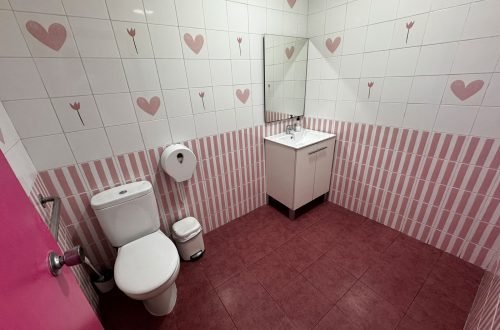 Baño equipado y decorado en sala de fiestas infantiles en Gavà.