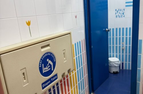 👉 Baño con cambiador de bebés en sala de alquiler para fiestas y celebraciones familiares en Gavà.