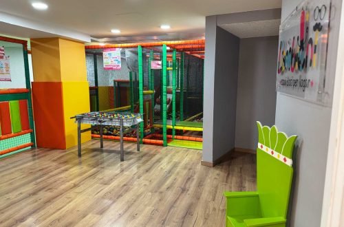 Interior del local L’Ambient en Gavà con juegos para niños, futbolín y trono infantil.