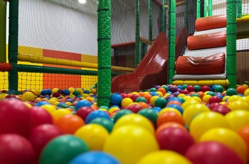 Piscina de bolas y tobogán en sala de alquiler para cumpleaños y fiestas infantiles en Gavà.