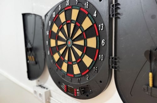 Juego de dardos en local privado para cumpleaños y eventos familiares en Gavà.